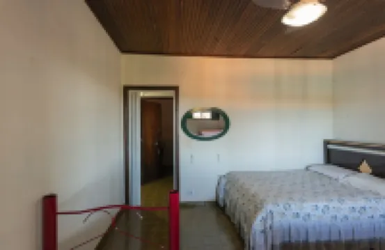 브라가나의 수영장과 벽난로가 있는 전원주택