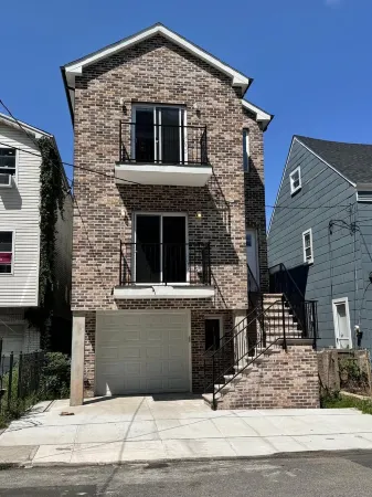 2 bedroom apartment in at NJ/NYC/EWR/SEC 1 bathroom. sitting room and Kitchen Отели в г. Ньюарк