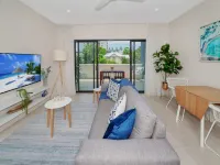 Coastal 2-Bed with Parking & Pool by the Ocean - Homestays