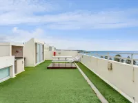 Apartment with Pool Access, a minute to the Beach