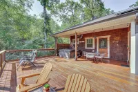 Hot Tub Soaks & Outdoor Fun: Fayetteville Cabin - 4 stjerner