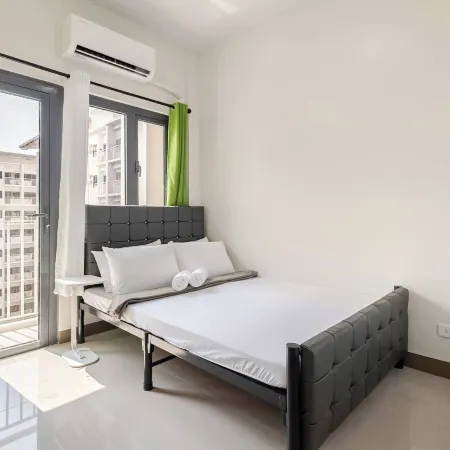 Near SM BF & Shopwise Slex Accessible 2BR for 4