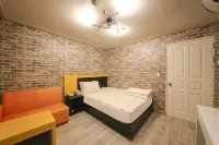 Gongju Guam Motel - Motels