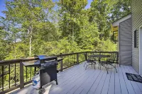 Brevard Retreat ~ 3 Mi to Downtown! - parking