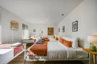 The Palm Royale: Mid century pool home in trendy East Austin sleeps 12!