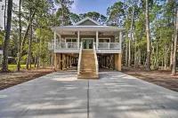 Quiet Fisherman's House w/ Hot Tub + Tropical Bar! - Balkon