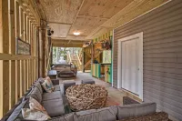 Quiet Fisherman's House w/ Hot Tub + Tropical Bar! - Balkon
