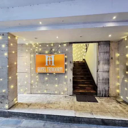 Hotel Trimoorti Отели рядом с достопримечательностью «Храм Бирла»