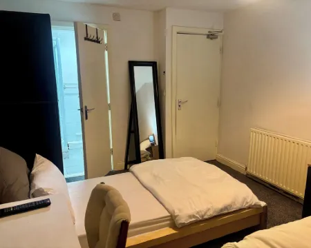 Ensuite Family Room in Dudley Hotels in Dudley