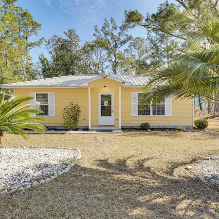 Close to Highway & Border: North Florida Hideaway