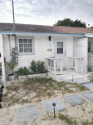 Elegant Island Escape – Private Patio, A/C & Wine Hotels in 