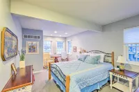 Elegant Stone Cottage Steps to Crystal Lake Beach - 3-Sterne