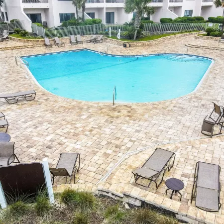 Beautiful Condo with Gorgeous Ocean Views from Balcony + Shared Pool & Free WiFi