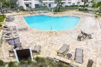 Beautiful Condo with Gorgeous Ocean Views from Balcony + Shared Pool & Free WiFi