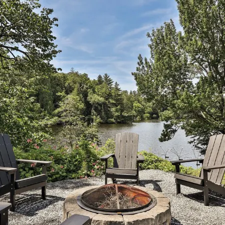 LAKEFRONT CHALET/FAMILY HOME- beautiful water views, hot tub, outdoor activities