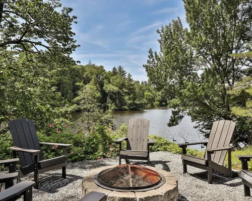LAKEFRONT CHALET/FAMILY HOME- beautiful water views, hot tub, outdoor activities Hotels in Rawdon