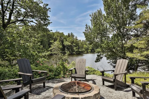 LAKEFRONT CHALET/FAMILY HOME- beautiful water views, hot tub, outdoor activities