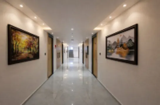 화이트 판다 호텔, 슈리 라데