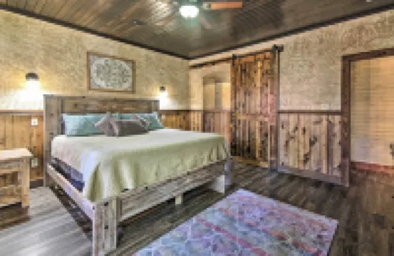 Stylish Broken Bow Cabin w/ Hot Tub + Fire Pit!