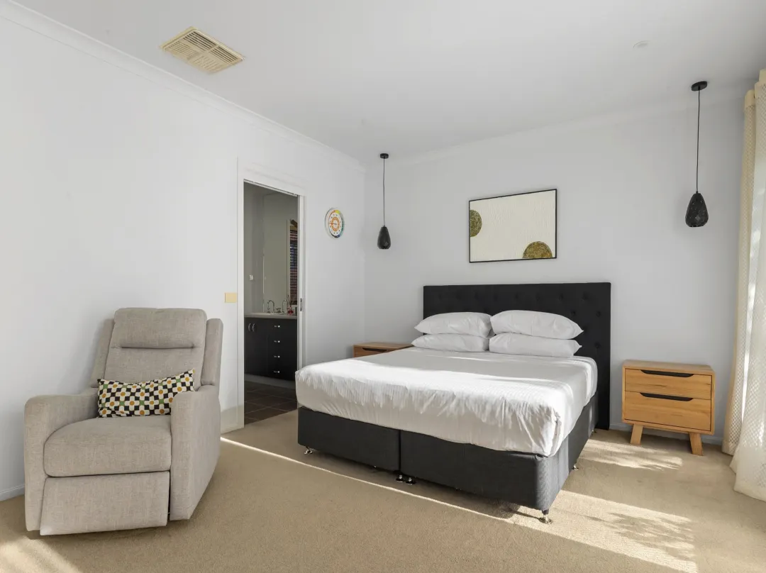 Family Escape With Private Courtyard - Werribee