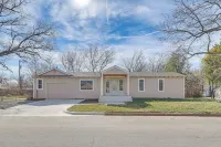 1 Mi to Campus: Modern Tulsa Home w/ Private Yard - Homestays