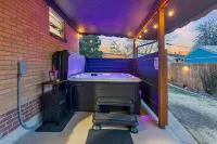 Cozy Den Retreat - Hot Tub - Game Room - BBQ - Fire Pit Min to Downtown Denver