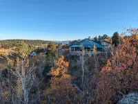 Cozy and Private Cabin, Enjoy Gorgeous Views of Mountains.