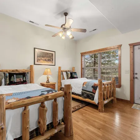 The Lodge on the Creek Branson West Cabin w/ Beautiful Views