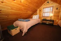 Cozy Log Cabin, Sleeps 6, Pet Friendly!