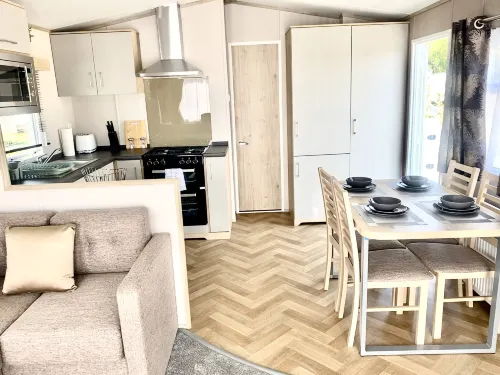 Elegant 2 Bed One and Half Bath Caravan in Holiday Resort - Sleeps 6 - 수영장