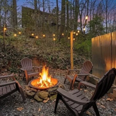 The Not SO “Tiny” Couple’s Cabin. 5 Minutes to Downtown with Hot Tub & Fire Pit