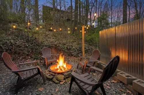 The Not SO “Tiny” Couple’s Cabin. 5 Minutes to Downtown with Hot Tub & Fire Pit