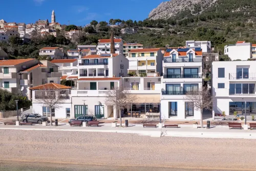 Wind Rose Apartments-Beachfront - Homestays
