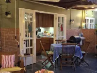 ParabonHaus Kopitiam - Bed & Breakfast Hotels in Cipanas