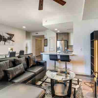 1 Mi to DCA Airport: Potomac Yard Apt w/ Pool Rooms
