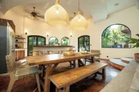 Steps from the Beach ! Stunning Villa w/ Concierge, Doorman.
