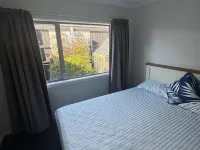 Spacious One-Bedroom with Private Bathroom – Aotea Hotels in Porirua