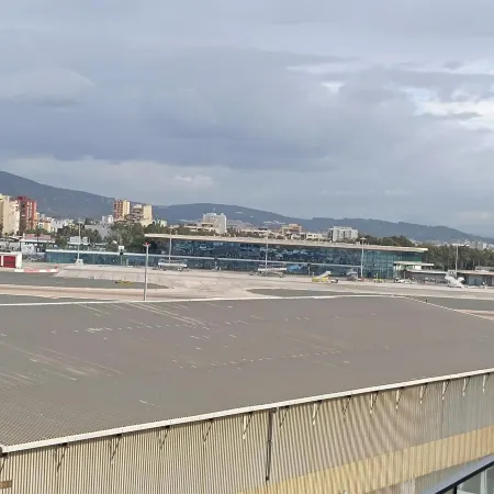 Soe's Large Executive Studio, Views of Airport