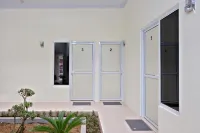 RedDoorz Syariah @ Danesti Homestay Near Bandara Sultan Hasanuddin - Hostels