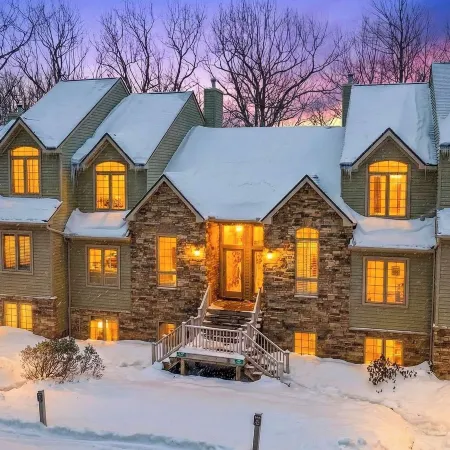 Crestline Retreat by Avantstay Luxury Mountain Condo Hot Tub + Game Room Steps to Big Boulder