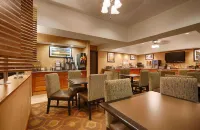 Best Western Plus Mishawaka Inn - parkir