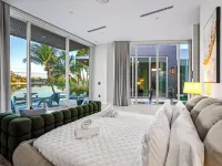 Signature Waterfront Villa by the Glamhomes Hotels in Ojus