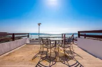 Dog-Friendly Beach Haven with Heated Pool, Hot Tub, Kitchenette, Patio, AC - 2 tähden