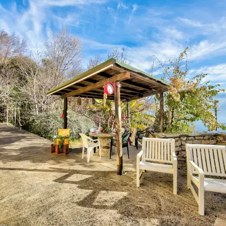 Faby House on Hilly Area and View Lake - Happy Rentals