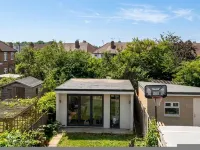 Spacious 3BR Flat Sleeps 7 in Greenford Hotels in Greenford