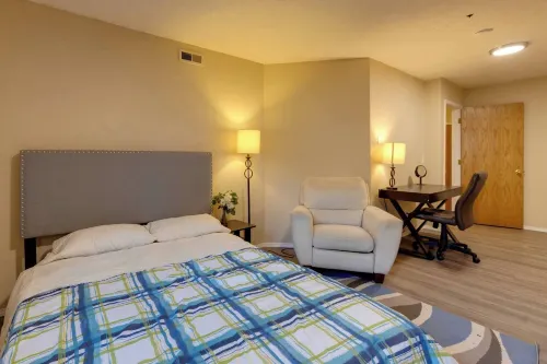 Oregon Jade Lodging- Spacious 2 Bedrooms, Ev Charger, Quite by Stream - Apartments