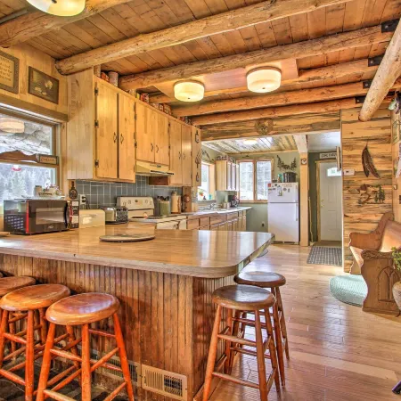 Sasquatch Inn Retreat Near Fishing and Hunting!