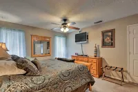 Golf, Hike & Suntan: Mesa Family Home w/ Yard - Homestays
