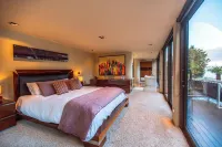 Jacuzzi Suite - Ocean Views & Beach Access - 5-Star