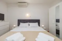 Cozy Studio Retreat in Malinska-Dubašnica with Garden View - 4성급